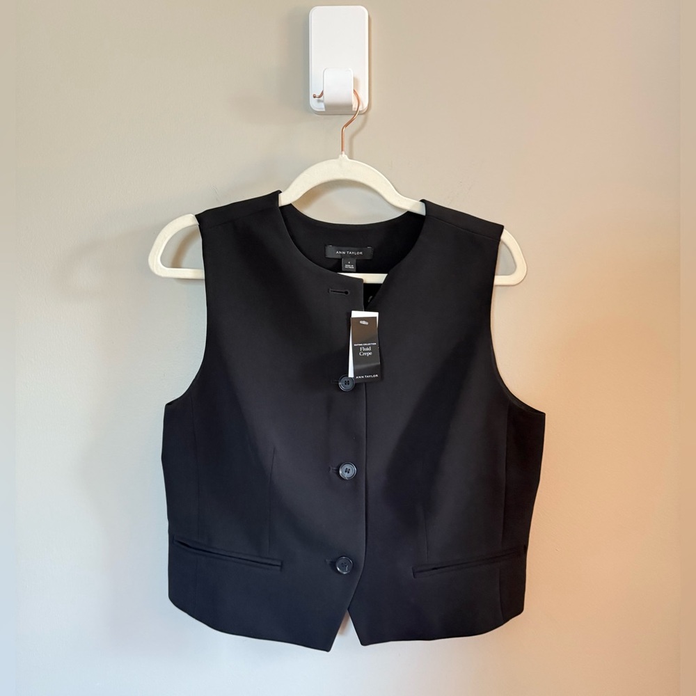 Ann Taylor โข NWT The Cropped Vest Fluid Crepe in Black Size 6 Chic Quiet Luxury - Picture 3 of 14
